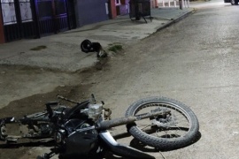 Una motocicleta chocó contra un canasto de basura