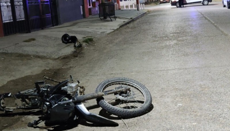 Una motocicleta chocó contra un canasto de basura