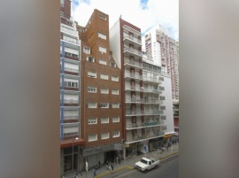 Una chica en viaje de egresados cayó desde el octavo piso de su hotel y falleció