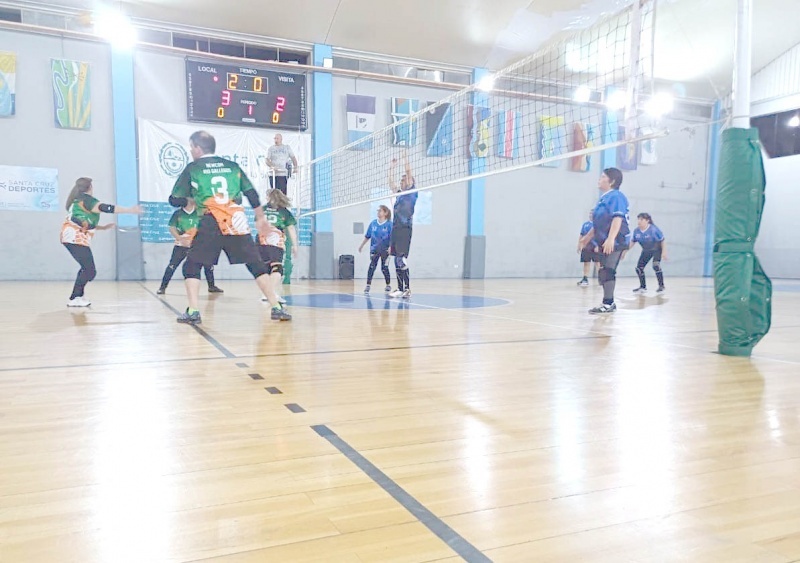 La acción este viernes se llevará a cabo en tres canchas de manera simultánea.