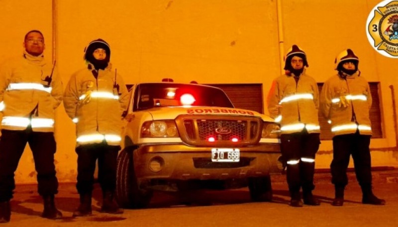 Bomberos voluntarios realizan una campaña para pagar las cuotas de la autobomba