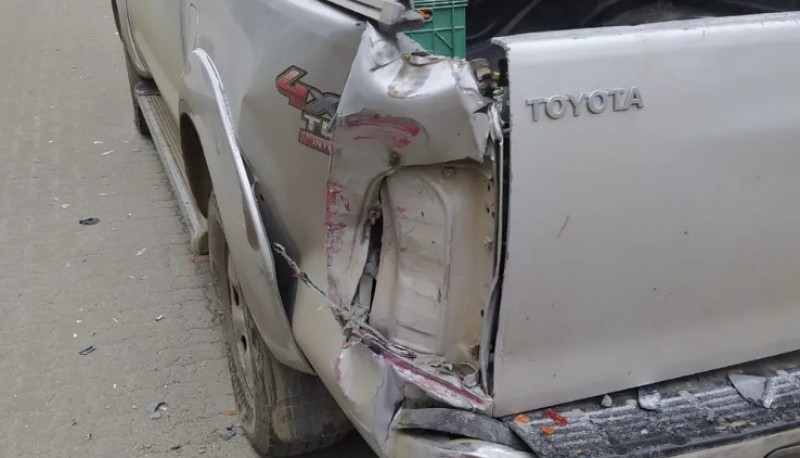 Se dio a la fuga tras chocar una camioneta estacionada 