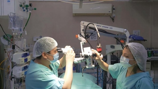 Una nena de 2 años pudo oír gracias al primer implante ABI realizado en un hospital público