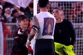 Un nene entró a la cancha, se llevó la camiseta de Enzo Pérez y podrían sancionarlo