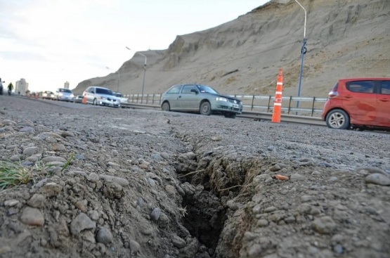 Restringen el tránsito en el acceso a Comodoro Rivadavia por una grieta en la ruta nacional 3