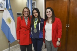 Alicia Kirchner recibió a la patinadora Abril Ortega, quien competirá en Colombia