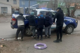 Policía detuvo a tres personas que deambulaban con elementos robados