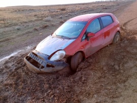 Perdió el control del auto y fue rescatado por los bomberos