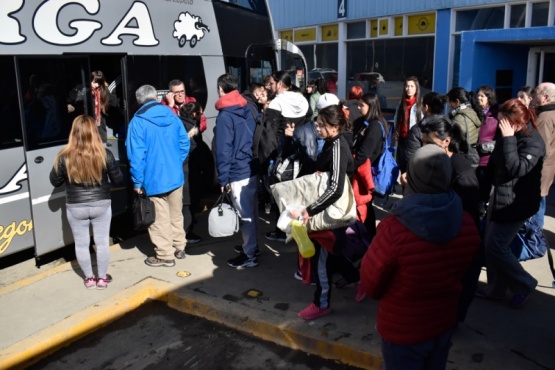 Partió un contingente de fútbol femenino del Indio Nicolai hacia 28 de Noviembre