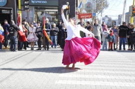 En el izamiento dominical se celebró el Día del Inmigrante