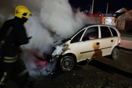 Bomberos sofocaron incendio sobre vehículo