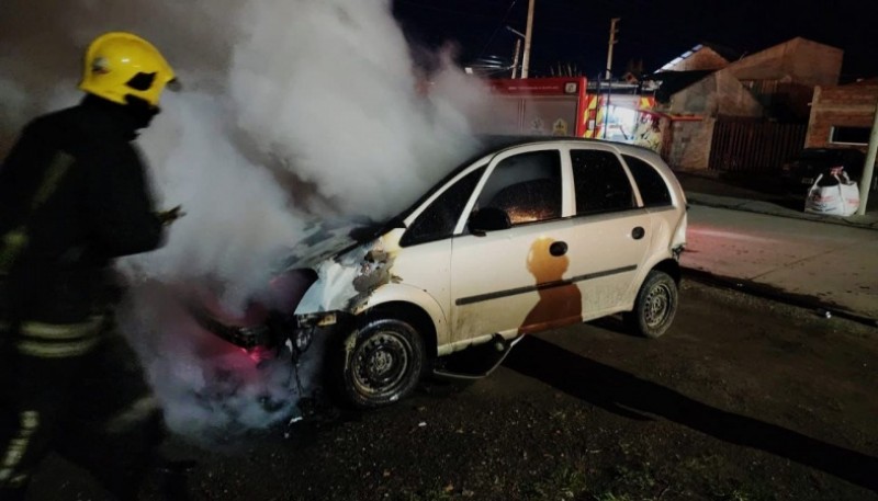 Bomberos sofocaron incendio sobre vehículo 