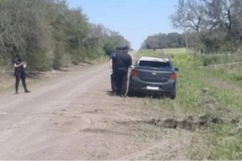 Encontraron quemado y apuñalado a un policía en un auto