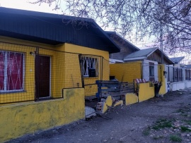 Un auto chocó contra el cerco perimetral de una casa