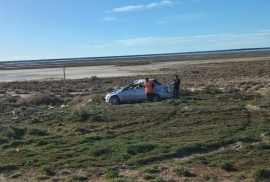 Cuatro jóvenes lesionados luego de volcar en la madrugada