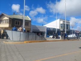 A pesar del viento, se realizó el izamiento dominical