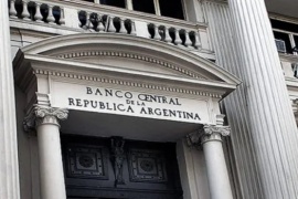 El Banco Central endureció los controles al dólar para contener la demanda