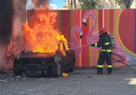 Bomberos sofocó incendio sobre vehículo en estacionamiento