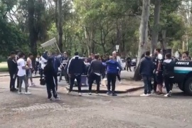 Hinchas de Gimnasia de La Plata rompieron un stand de campaña de Javier Milei