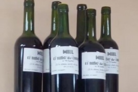 "Ilegal": Anmat prohibió una marca de miel que se vendía en botellas de vino