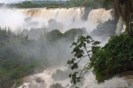 Cerraron el acceso a las Cataratas debido a una fuerte crecida del río Iguazú