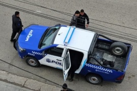 Un hombre fue detenido tras ingresar al edificio donde vive su novia y ponerse violento