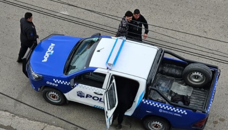 Un hombre fue detenido tras ingresar al edificio de su novia y ponerse violento 