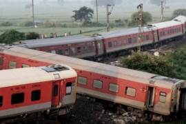 Ascienden a 13 los muertos por el choque de dos trenes en India