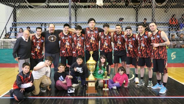 El campeón, los chicos y la copa. (Foto: Te Paso la Pelota)