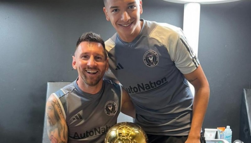 Toto Avilés junto a Lionel Messi y su balón de oro 