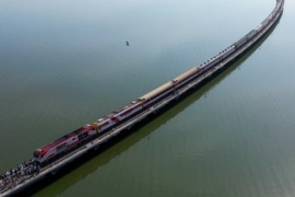 El espectáculo del "tren flotante" en Tailandia