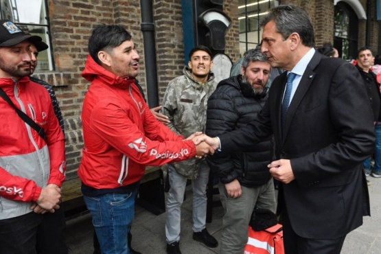 Massa anunció la puesta en marcha del seguro gratuito para los mensajeros y trabajadores de delivery