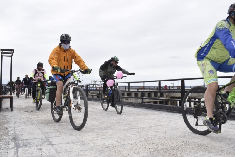 Decenas de ciclistas recorrieron las calles de Río Gallegos para crear conciencia. Fotografías: Municipalidad de Río Gallegos 