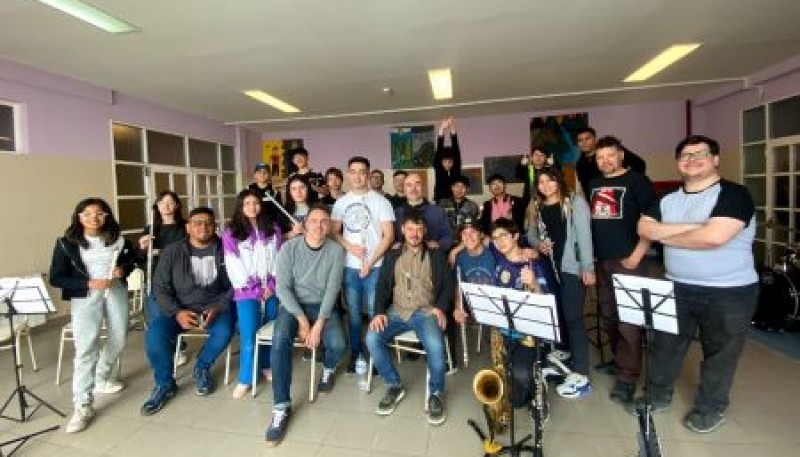 El saxofonista Emiliano Barri se presentó en El Calafate