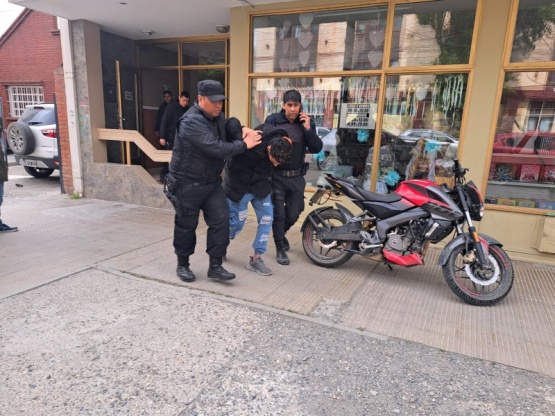 Tres detenidos por ingresar a un edificio