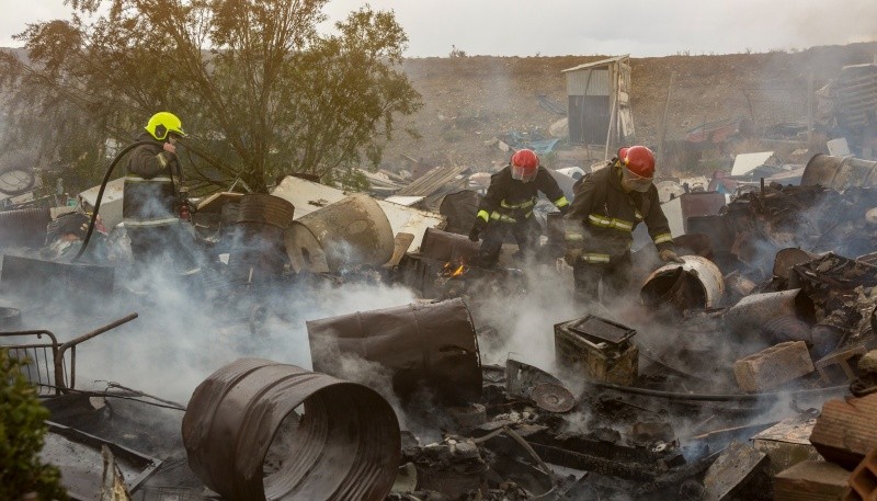 El incendio se desató sobre un terreno en el barrio Los Lolos. (C. Robledo)