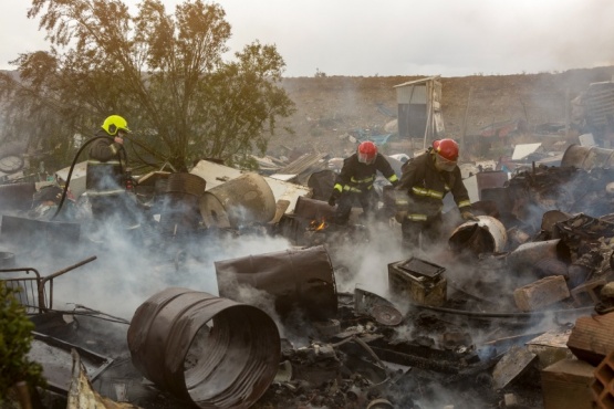 El incendio se desató sobre un terreno en el barrio Los Lolos. (C. Robledo)