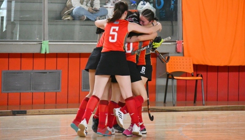 Las chicas de Santacruceña y otra victoria para festejar. (Foto: Peligrosamente Temprano)