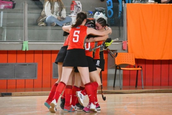 Las chicas de Santacruceña y otra victoria para festejar. (Foto: Peligrosamente Temprano)