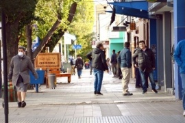 Le hurtaron un buzo de su comercio, la corrió y lo recuperó