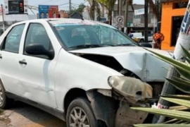 Sufrió un infarto mientras manejaba, se estrelló contra un poste de luz y murió delante de todos