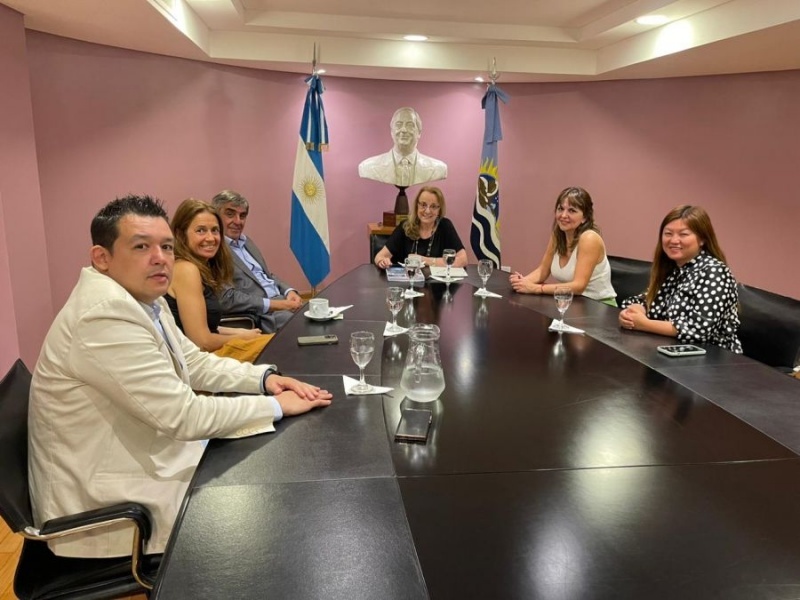 La gobernadora Alicia Kirchner recibió este martes a referentes de las cámaras de minería. 