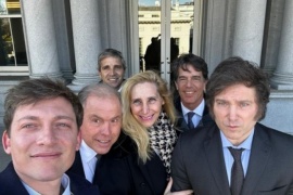 Milei en la Casa Blanca: reuniones con funcionarios de Biden y la foto con su equipo