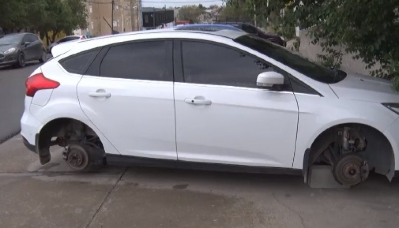 Robaron llantas de un auto estacionado