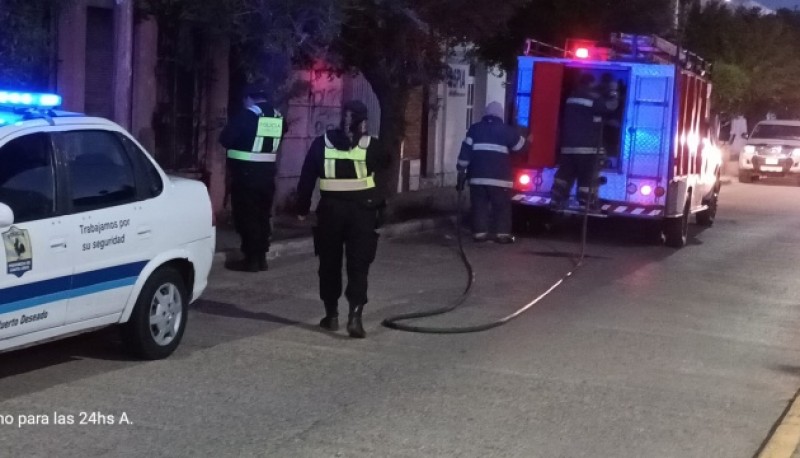 Bomberos sofocaron incendio sobre vivienda abandonada