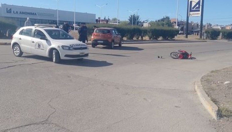 Motociclista sufrió heridas leves tras colisionar 