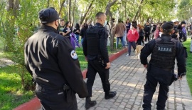 Dos detenidos por intentar agredir a policías