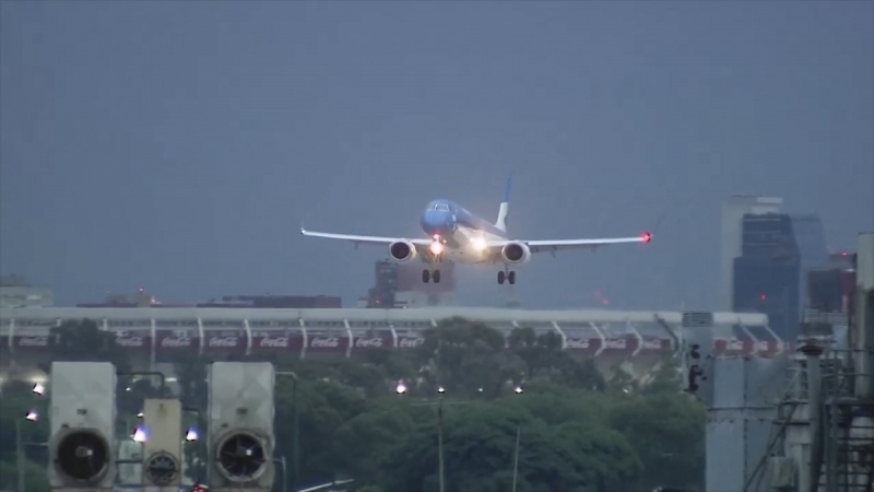 Aeroparque y Ezeiza se encuentran reprogramando los vuelos. 