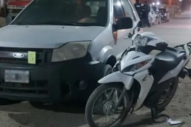 Colisión entre motocicleta y camioneta Ford Ecosport