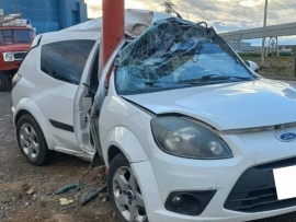 Fuerte choque de un auto contra un poste sobre Complementaria N° 20